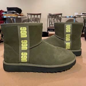 Size 8 short army green UGG boots. Worn twice. In excellent condition.